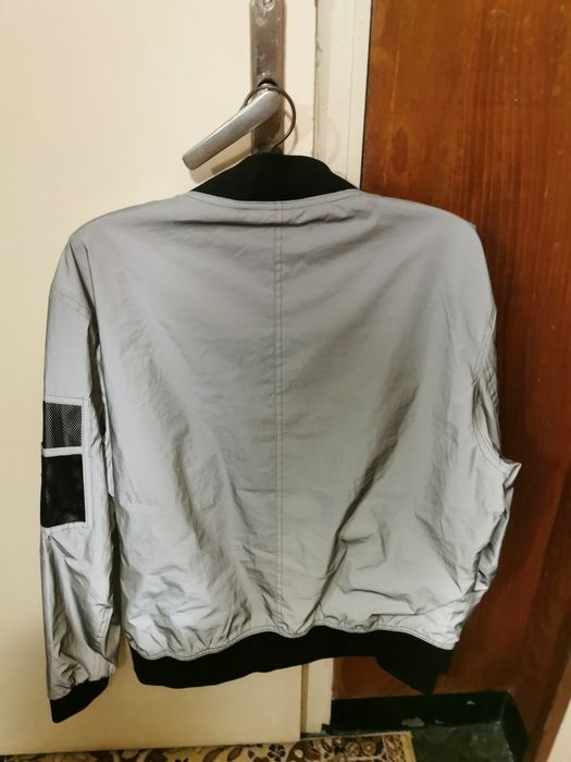 Продавам мъжко яке на Bershka