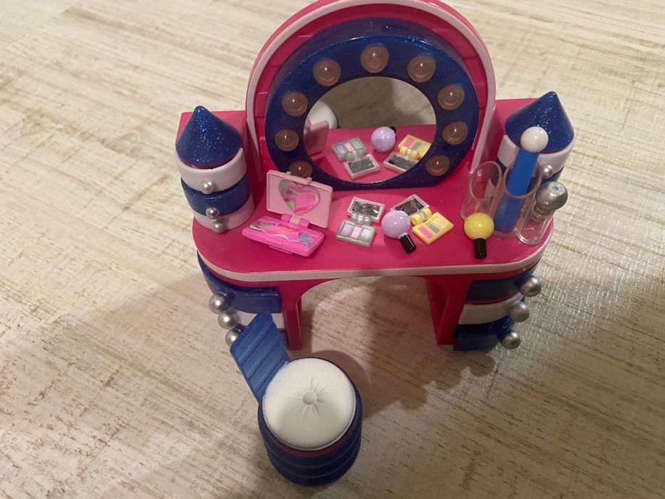 Set papusa LOL cu masuta de machiat