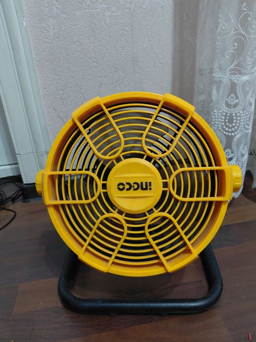 Универсальный технический аккумуляторный вентилятор.