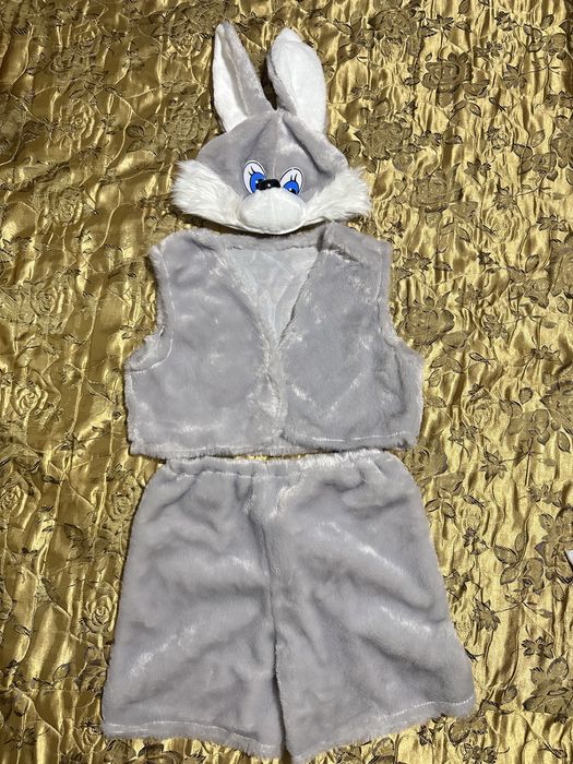 Продам новогодние костюмы зайчика, снеговика, мушкетера