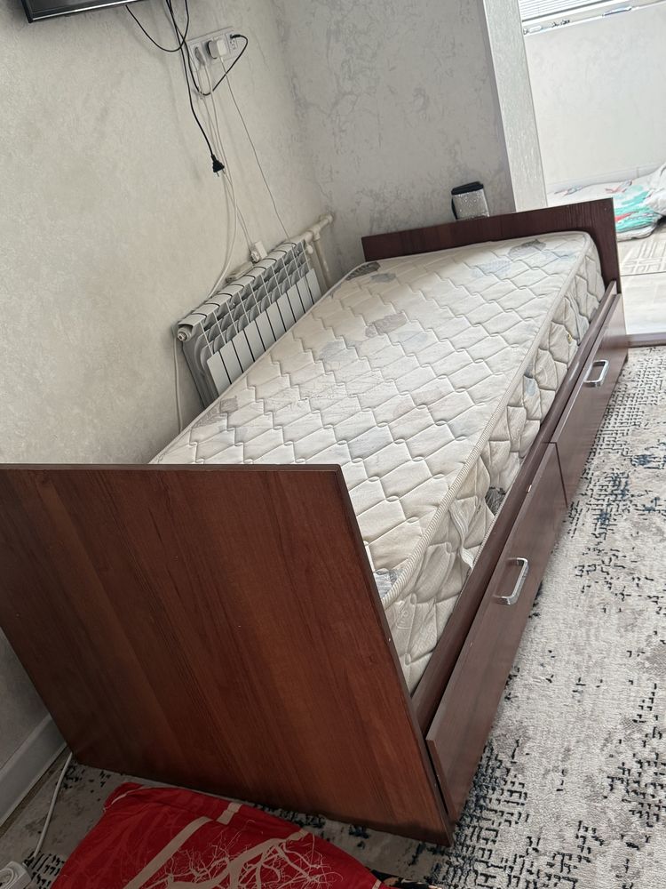 Shkaf, matrasli kravatlar jami uchta narsa arzon narxda