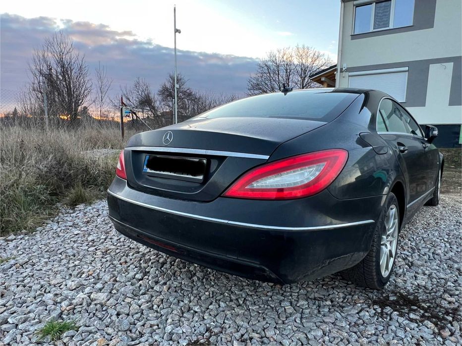 Продавам Мерцедес CLS 350 черен металик в идеално състояние
