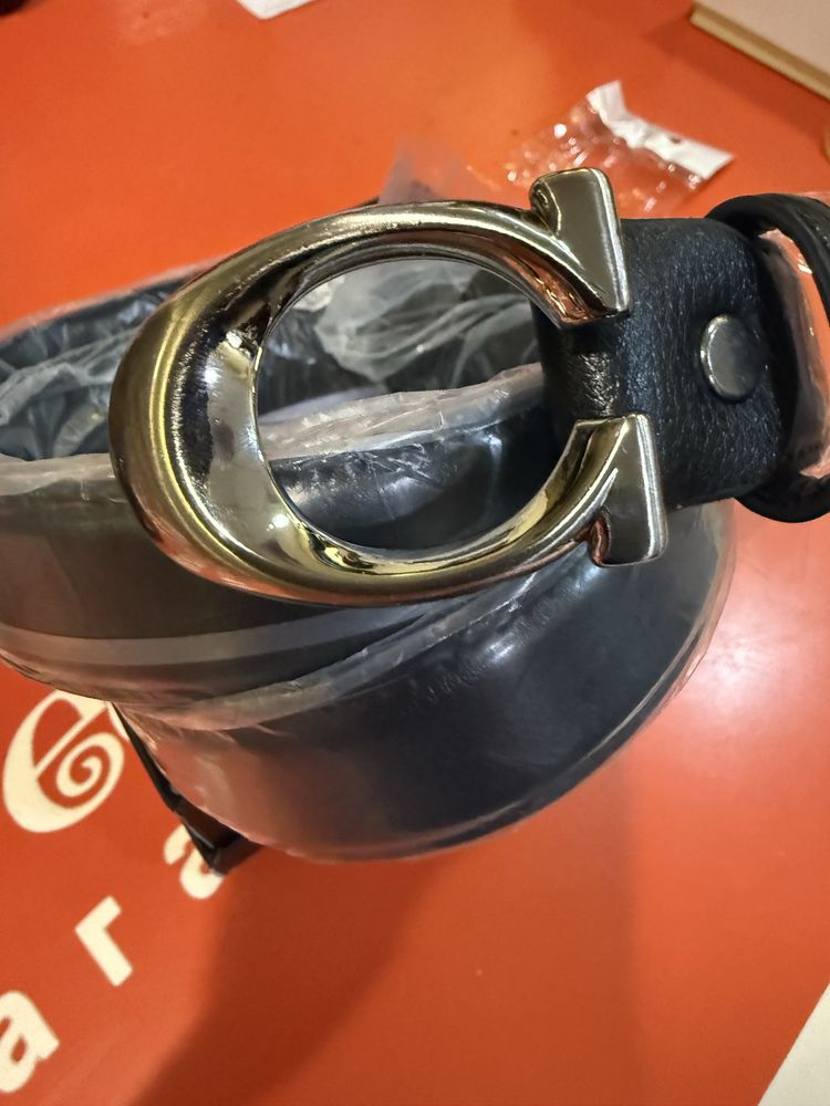 Продавам колани на  Coach