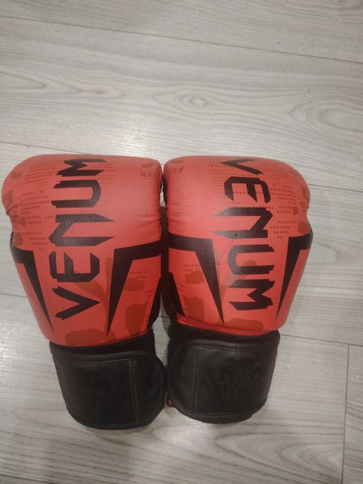 Продам боксерские перчатки Venum