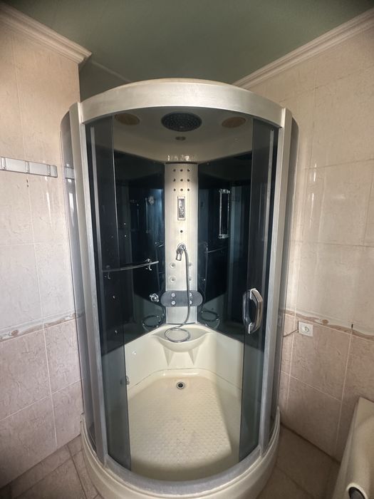 Душевая кабинка угловая