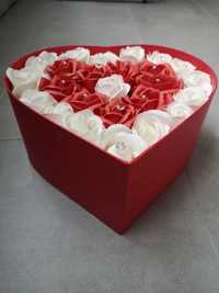 Cadou cutie decorativa in forma de inima cu trandafiri albi si rosii