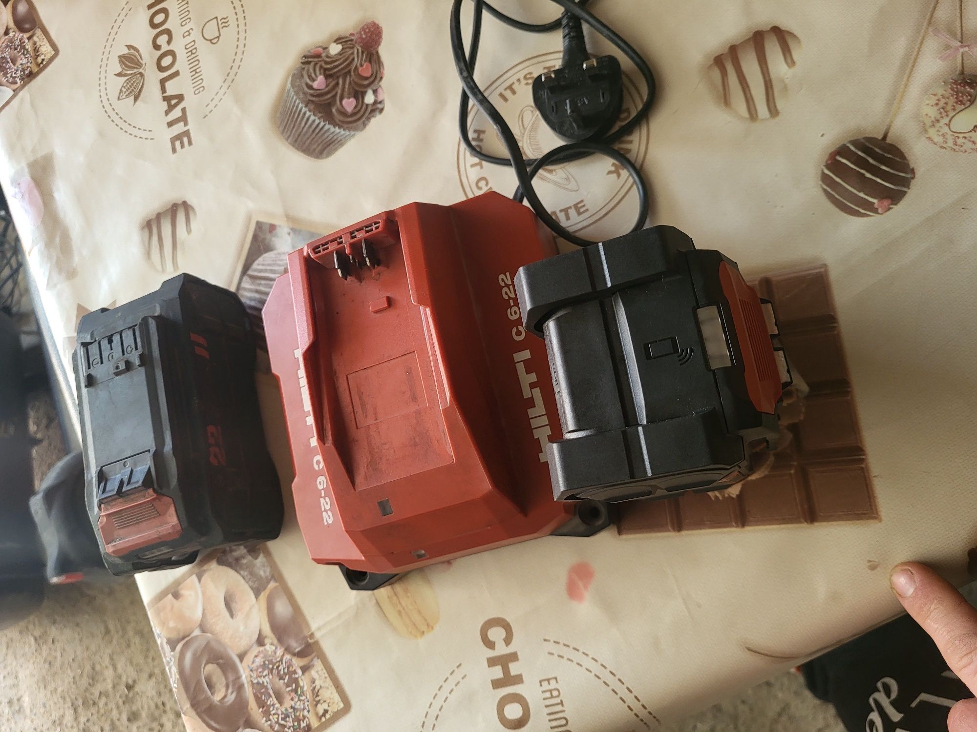 Incarcaror și 2 baterii hilti c 6-22 acumulator b 22-170 Li-ion