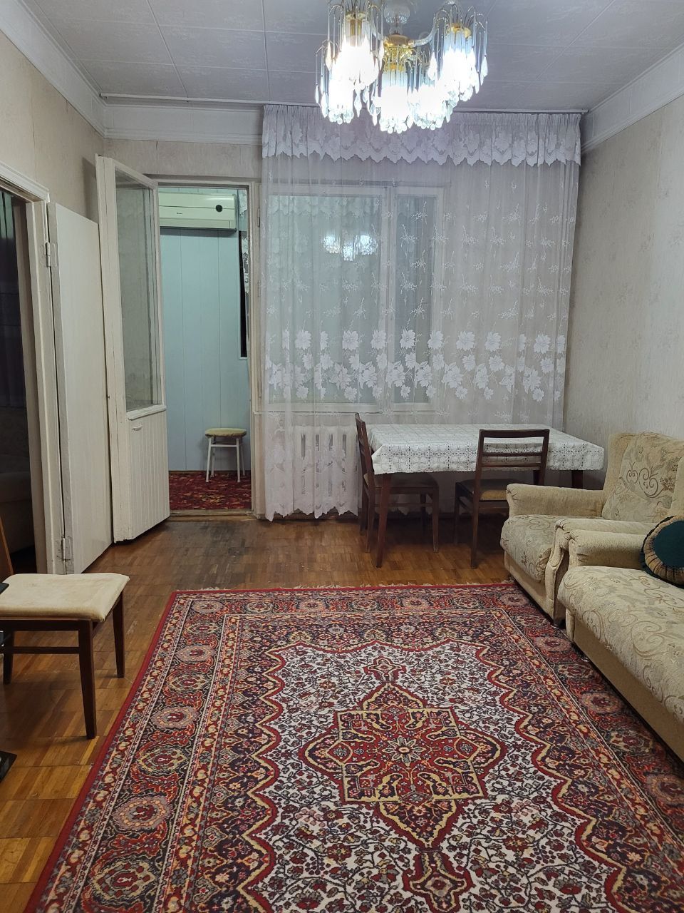 Продам 1 комнатную квартиру переделанную в 2-х комнатную ,Юнусабад 15