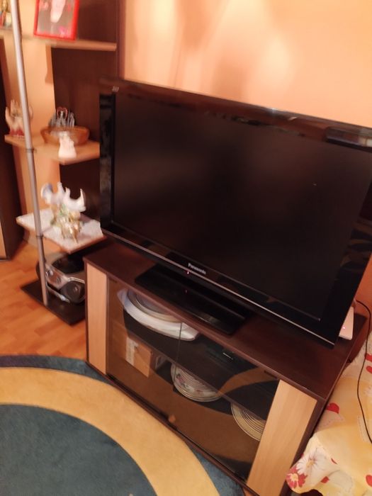 Vând televizor LCD Panasonic Viera cu diagonala de 94 cm.