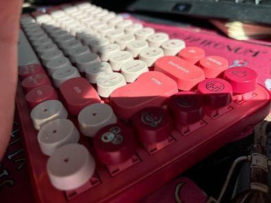 Клавиатура розова Logitech pop keys - нова