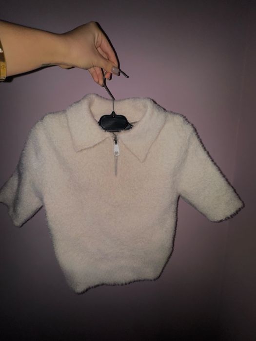 Бяла пухена тениска Zara с цип и яка