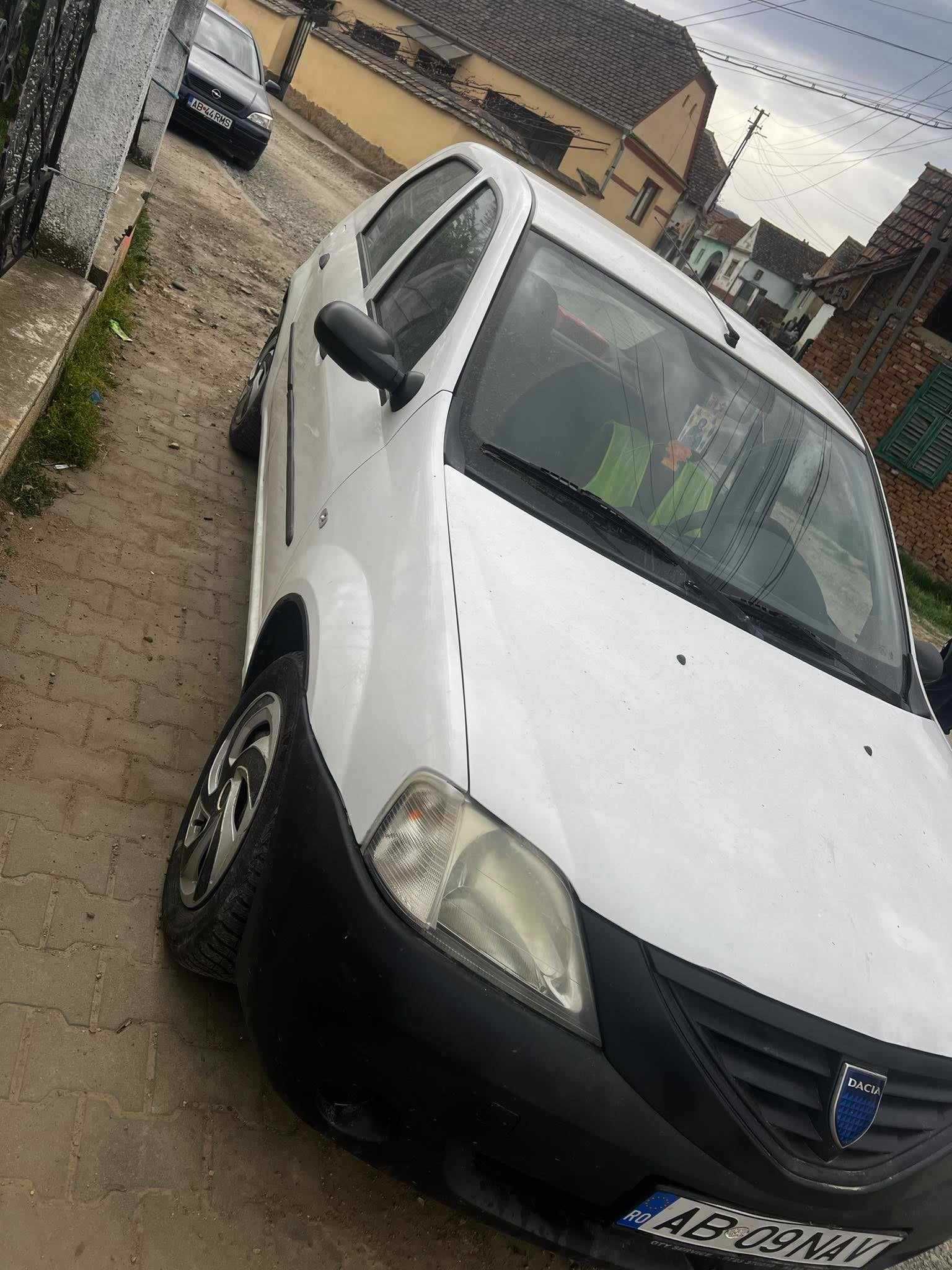 Vând Dacia Logan