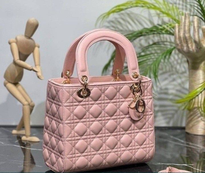 Genti dama, dimensiune medie su mica,,curea detasabila, saculet, etich