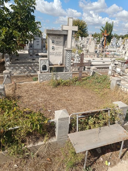 Vând locuri veci cimitir Coca-Cola