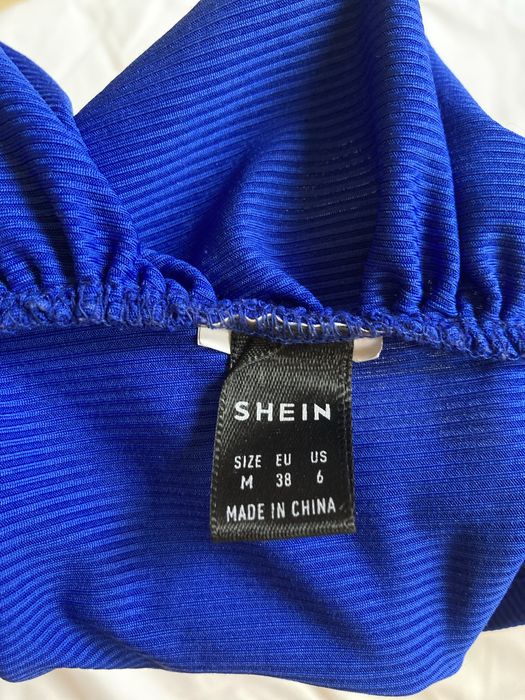 Top shein albastru pe un umar