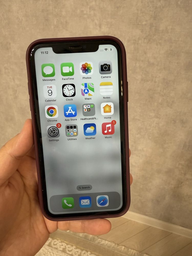 Iphone 11 в отличном состоянии с зарядкой и чехлами