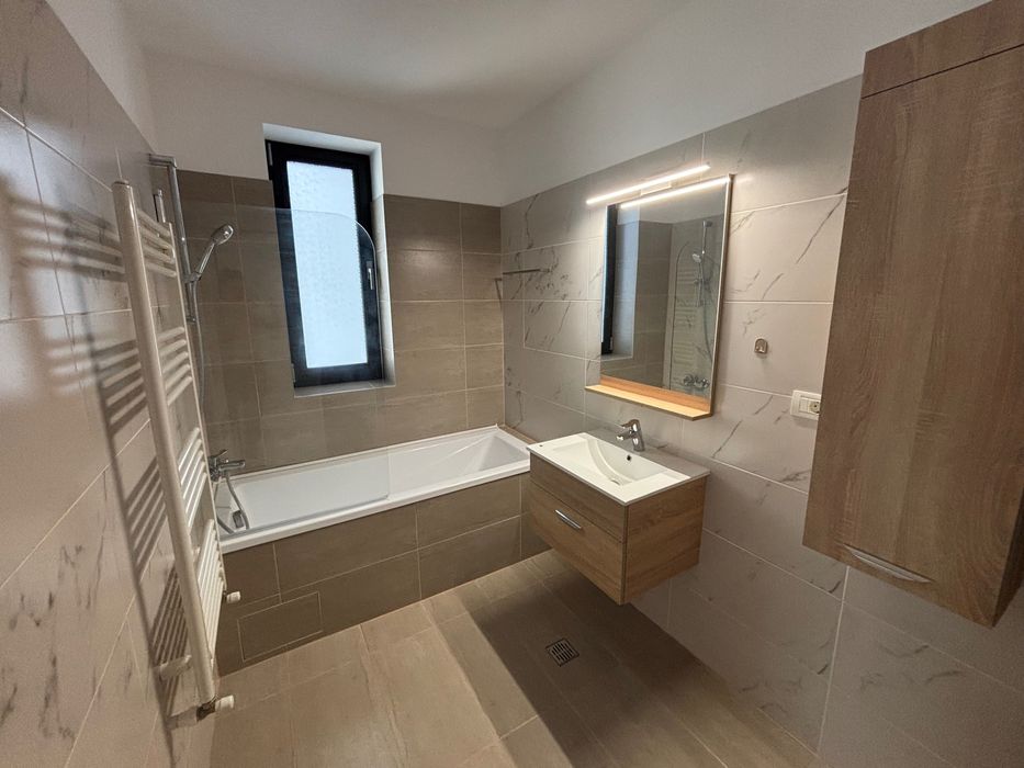Inchiriez studio cu 2 camere + loc de parcare subteran Tomis Park