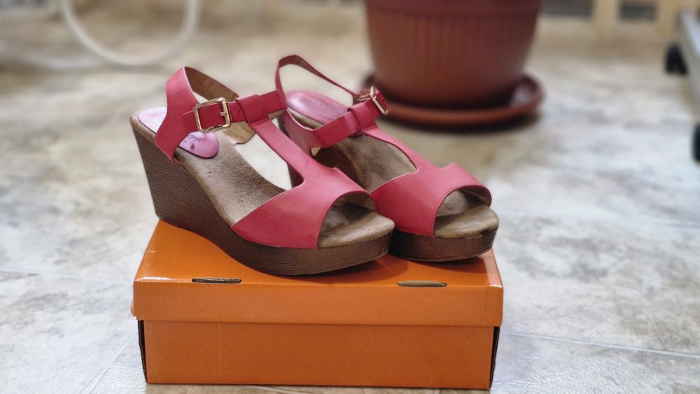 Сандалети на платформа