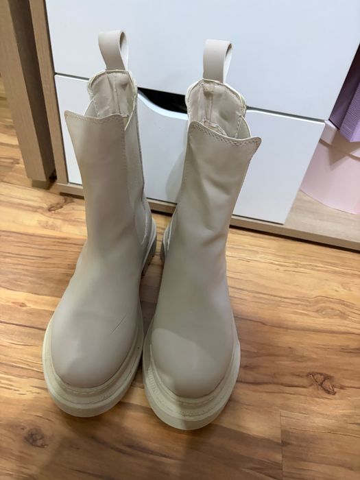 Дамски бежови боти