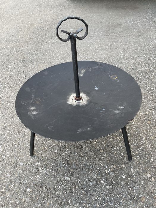 Grătar de grădină pe cărbuni