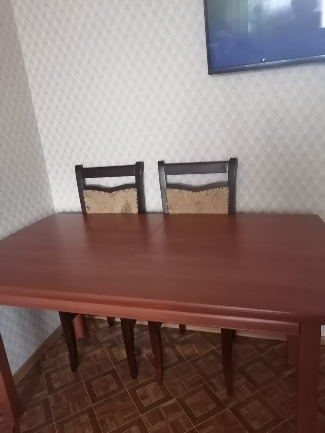 Продам стол в отличном состоянии. Цена 50000 т.