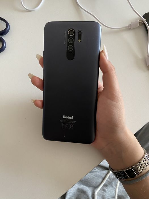 Продам телефон Xiaomi Redmi 9  3/32 гб писать на звонки не отвечаю !!