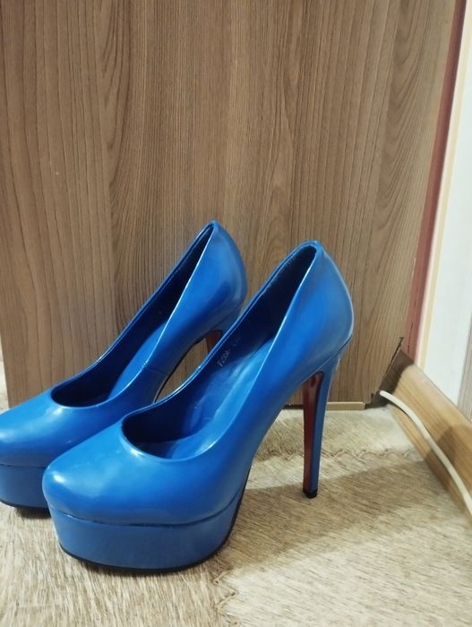 Продам лабутены.