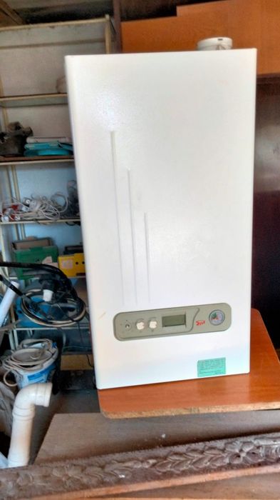 Centrală pe gaz și ușa din lemn