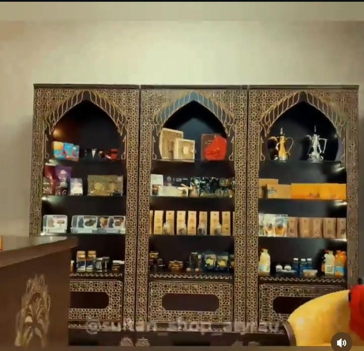 Продаются Шкаф витрина