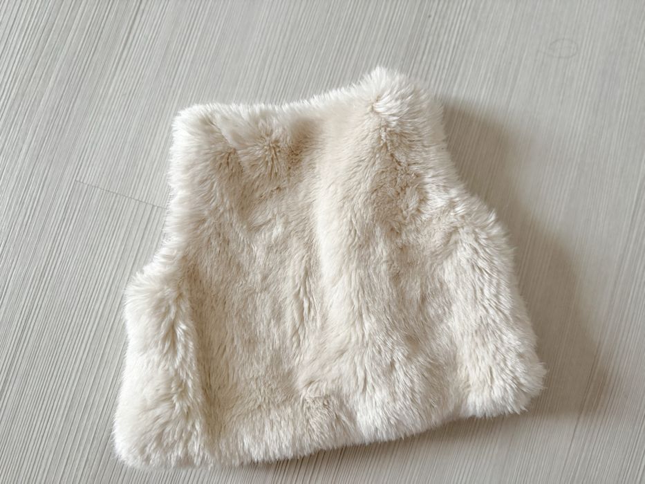 Бебешко бяло пухкаво елече H&M 3-6 месеца