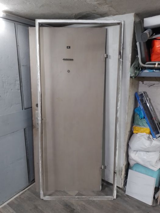 Външна метална врата