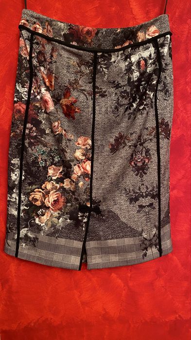 Fusta eleganta cu flori de la  Nissa