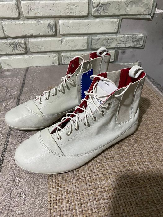 Продам оригинал ,кожаные ботиночки Адидас.