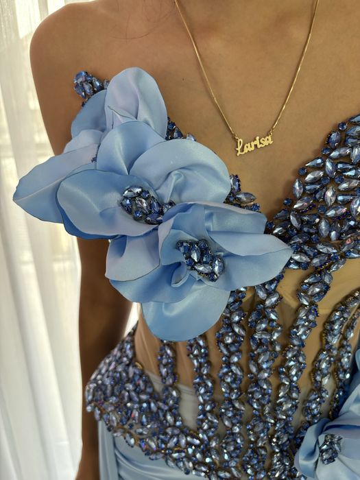 Rochița albastră cu aplicații de flori 3D