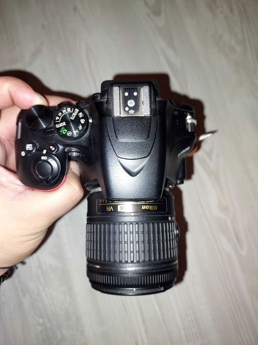 Vând Nikon D3500 + kit 18-55 mm + card 64GB + acumulator – ca nou