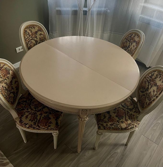 Vând masă extensibilă.