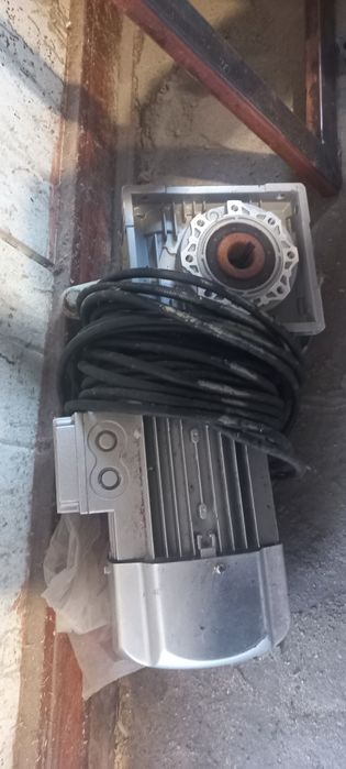 Motor electric cu reductor