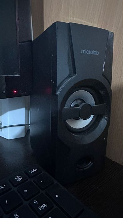 Компьютер, процессор,колонка, клавиатура  всё вместе