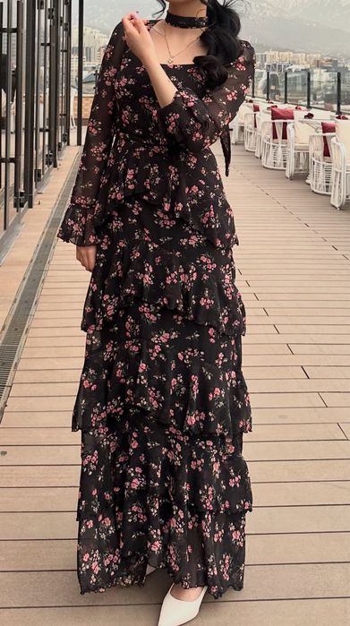 Платья черное с цветочками