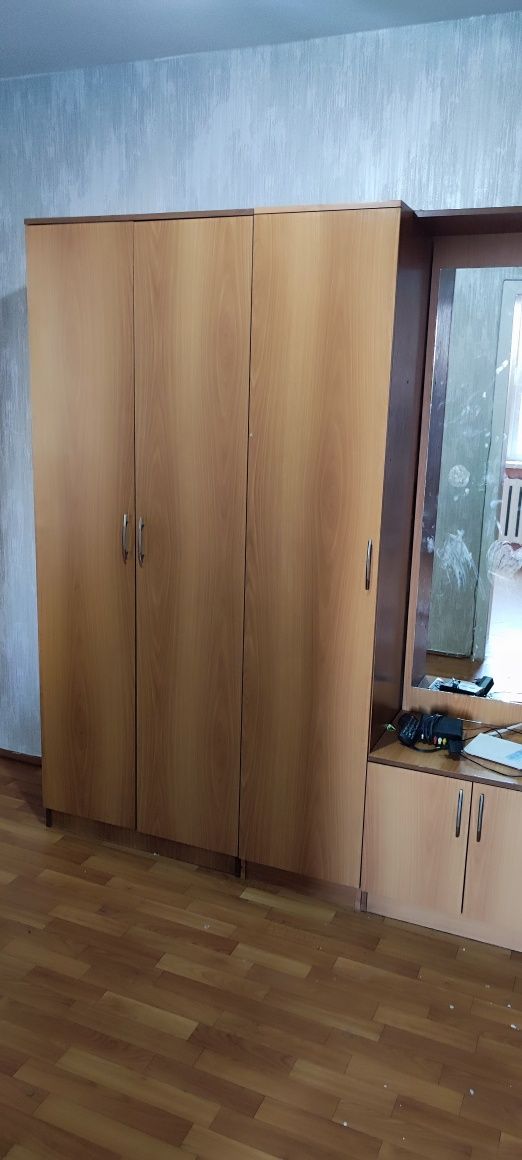 Шкаф в прихожую , большой в хорошем состоянии