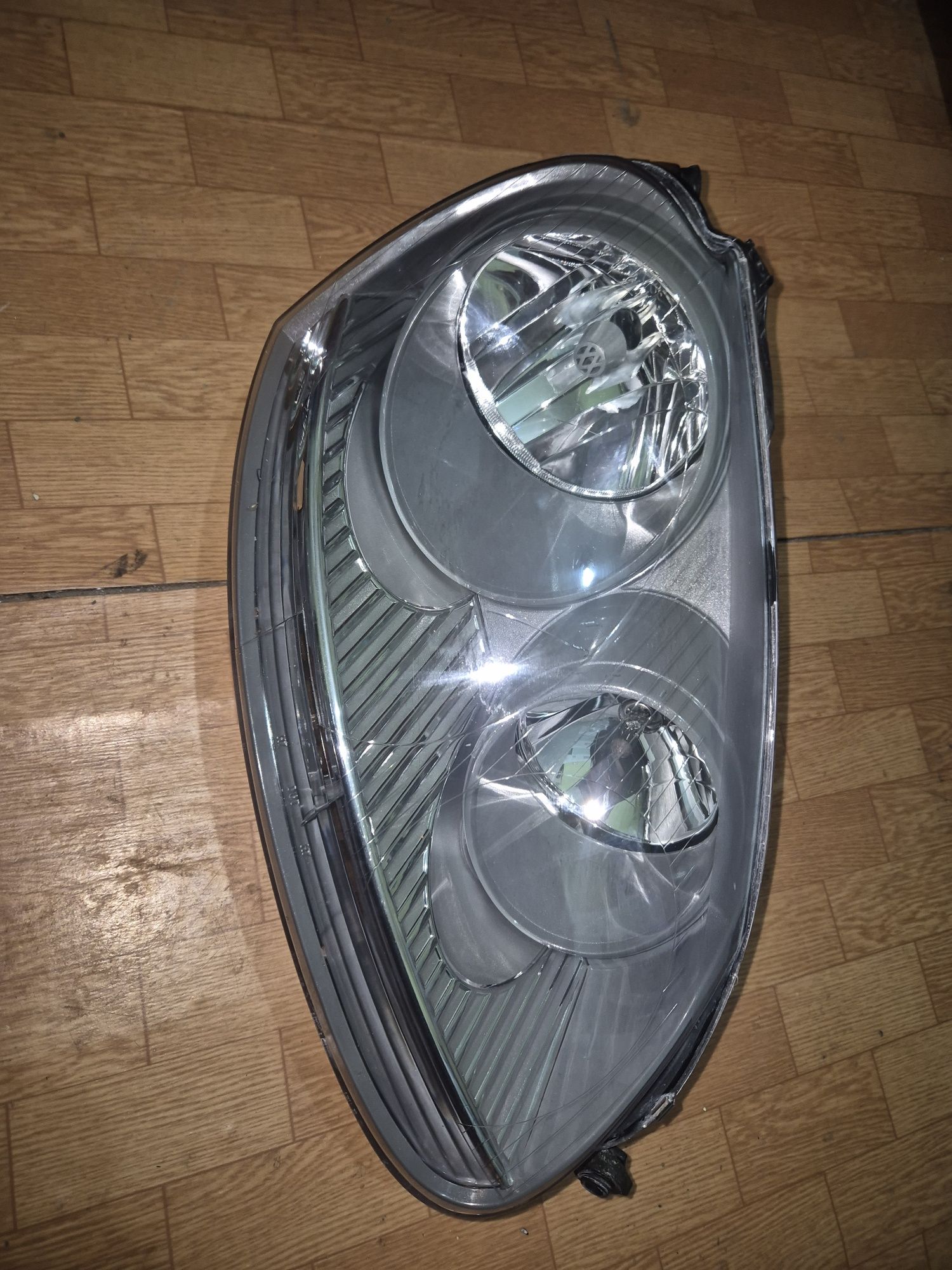 Golf 5 десен фар