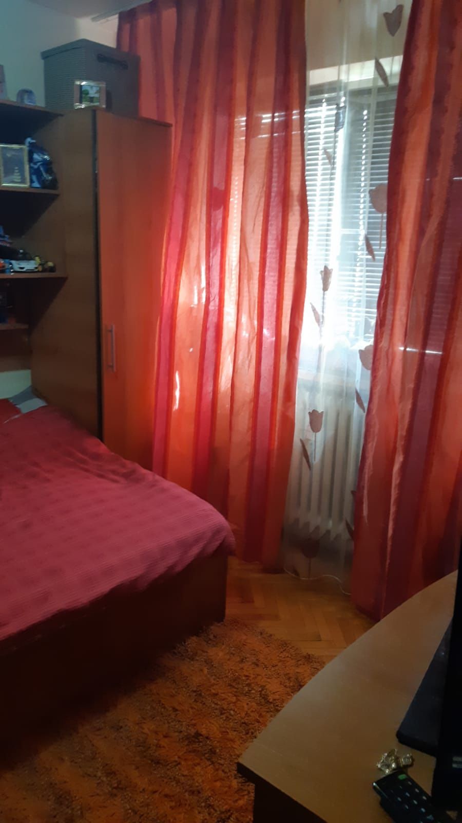 vând apartament valea roșie