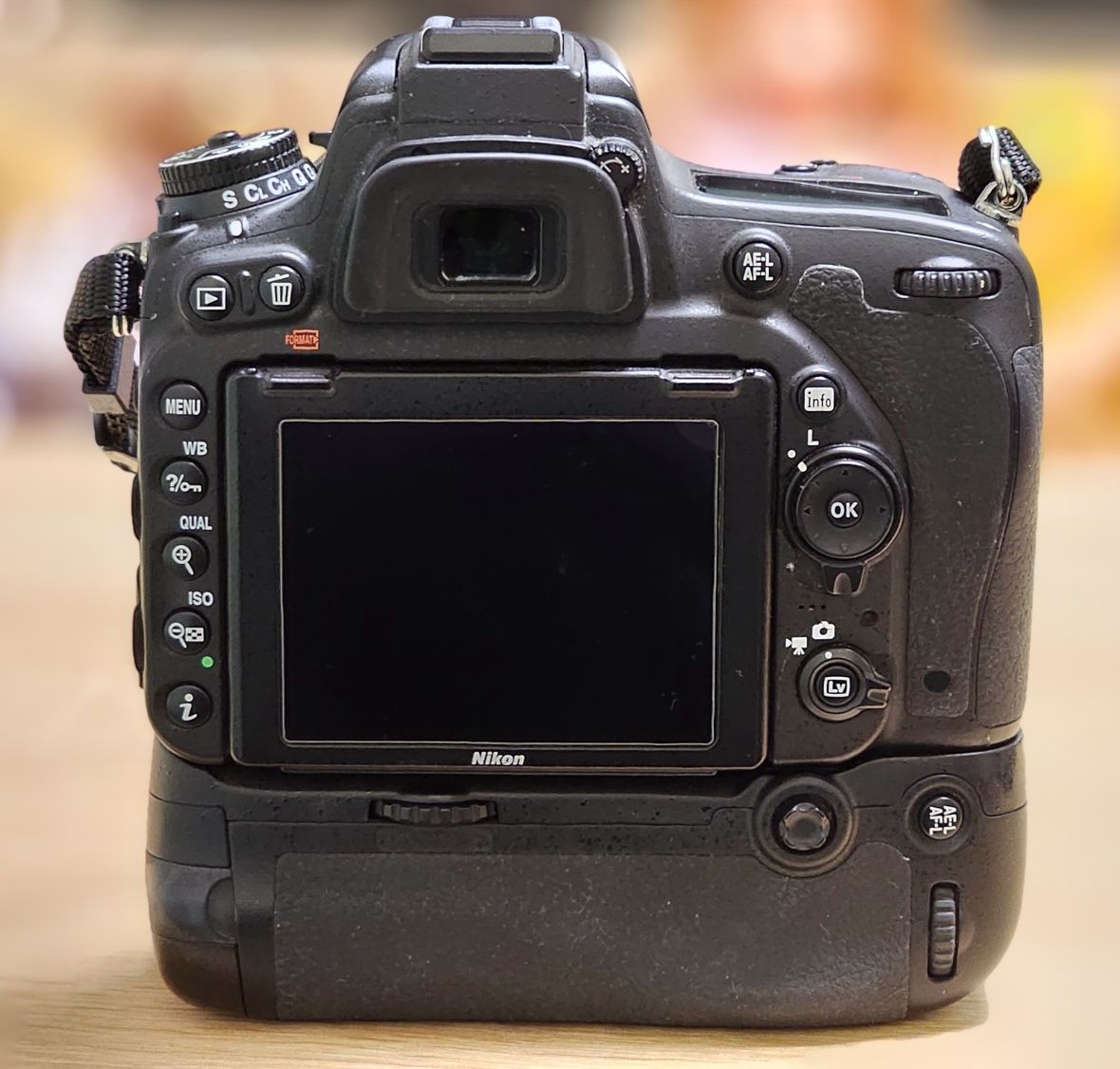 Camera foto DSLR Nikon D750 cu obiectiv Nikkor 50mm F1:1.8D si grip MB