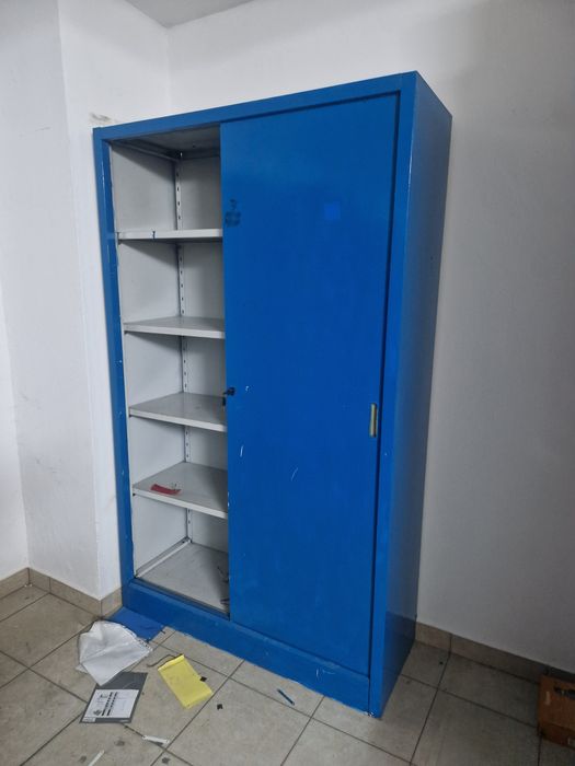 Dulap din tablă cu polite reglabile și rafturi