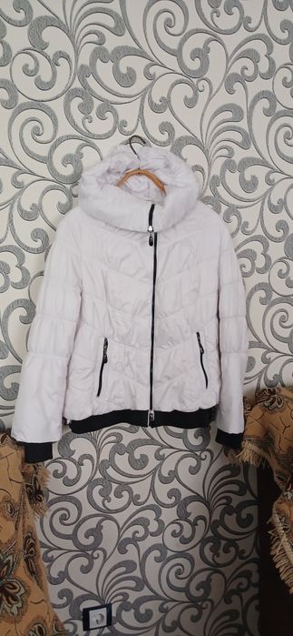 Куртка белая в отличном состоянии