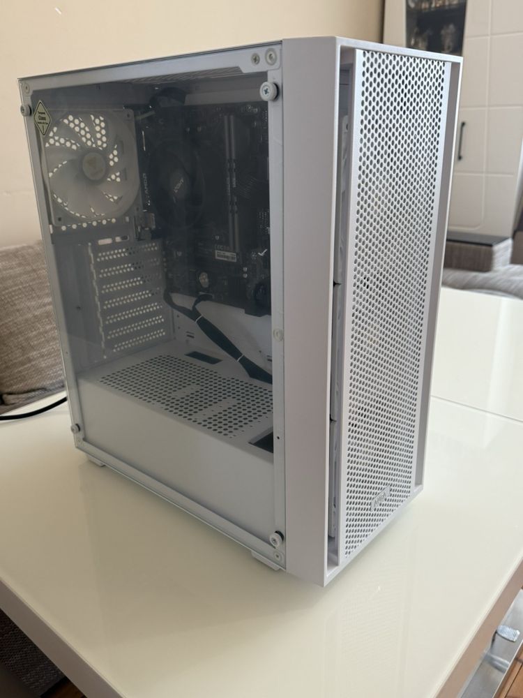 Компютър Ryzen 3 4300g, в гаранция