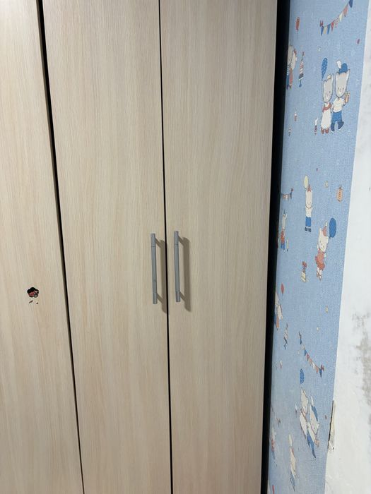 Продам 2 шкафа срочно