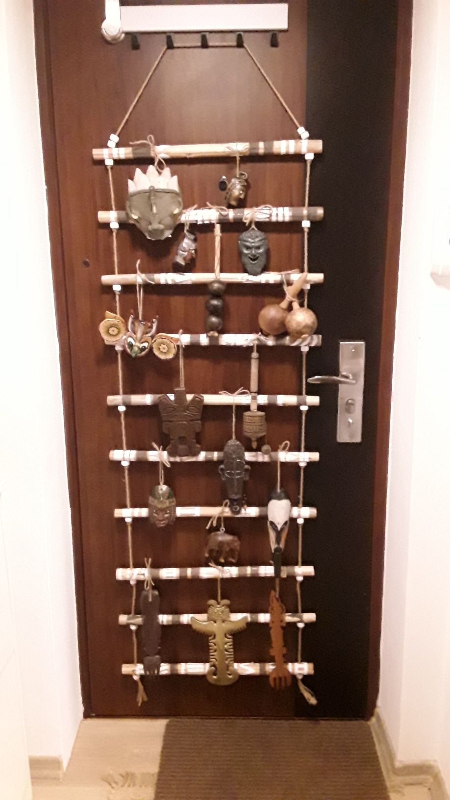 suport din lemn (150 cm) decorat cu masti si obiecte decorative