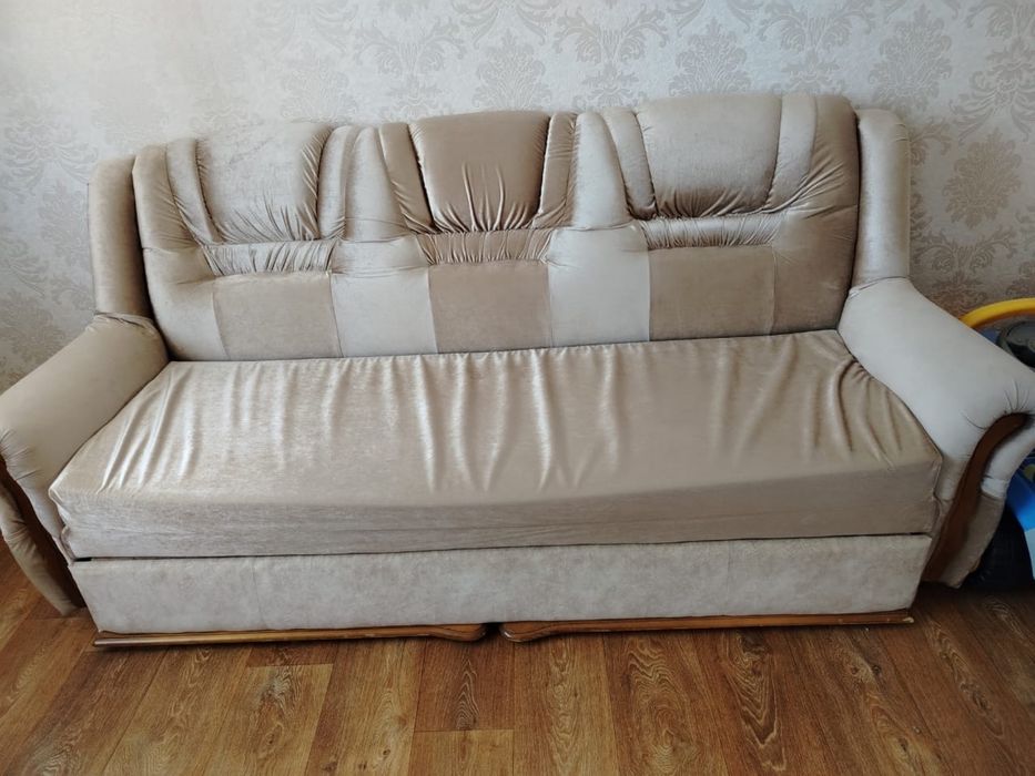 Продам мягкий уголок,  диван и два кресла