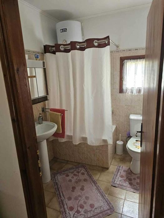 Самотоятелна къща в голям парцел